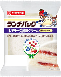 レアチーズ風味クリーム（３種のベリーソース）